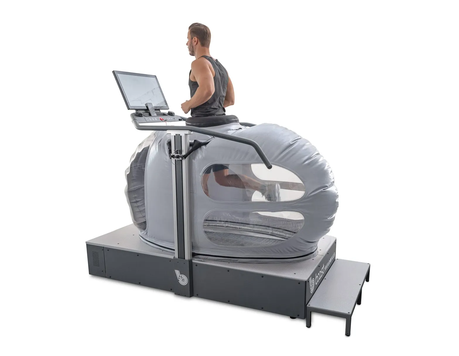 Das WOODWAY Boost 2: ein Laufband auf einer Plattform, dessen Überdruckkammer den Unterkörper der laufenden Person umschließt.